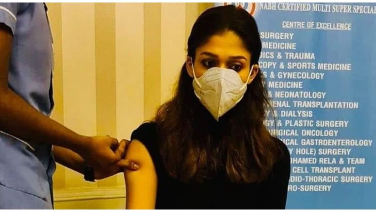 காதலருடன் ஜோடியாக மருத்துவமனை வந்தார்... கொரோனா தடுப்பூசி செலுத்திக்கொண்ட நயன்தாரா...! காதலருடன் ஜோடியாக மருத்துவமனை வந்தார்... கொரோனா தடுப்பூசி செலுத்திக்கொண்ட நயன்தாரா...!