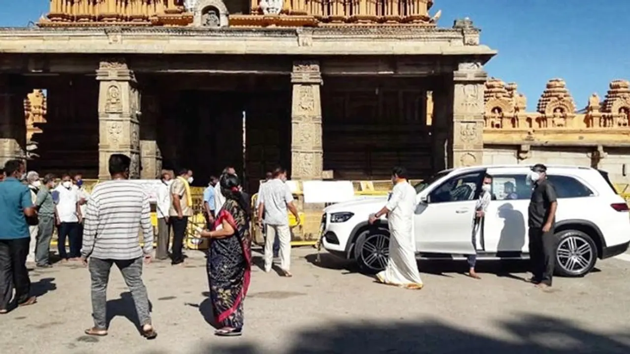 Karnataka CM Yediyurappa's son violates lockdown rules, visits temple with wife Karnataka CM Yediyurappa's son violates lockdown rules, visits temple with wife
