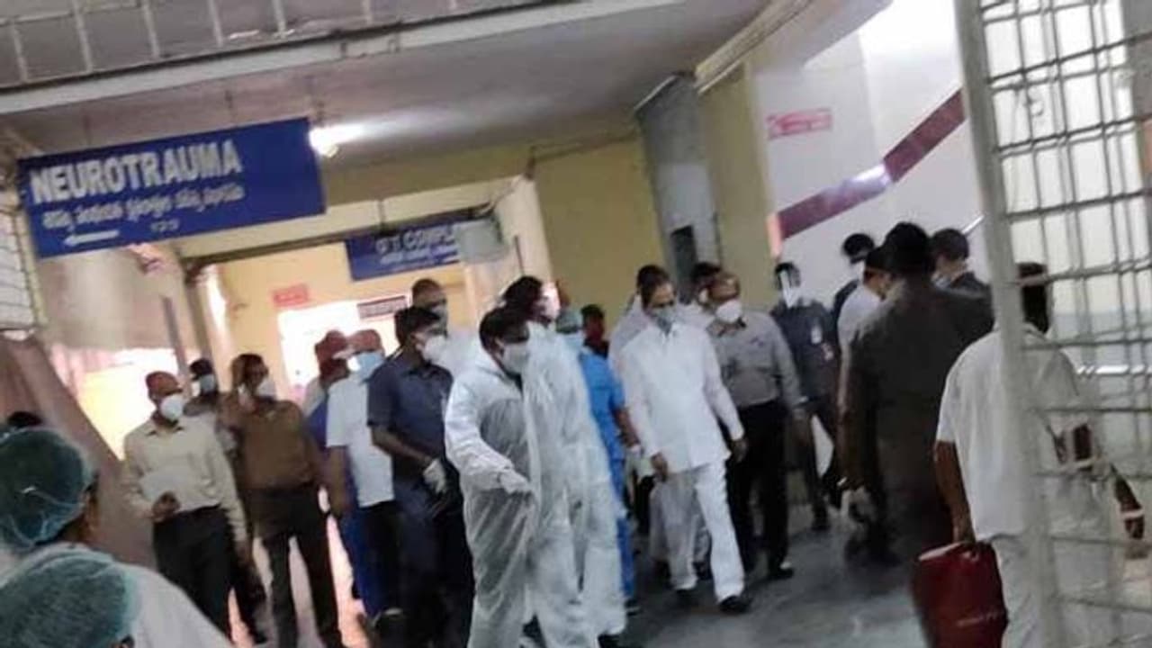 వరంగల్‌ : ఎంజీఎం నుంచి నేరుగా సెంట్రల్ జైలుకి కేసీఆర్, ఖైదీలతో మిలాఖత్