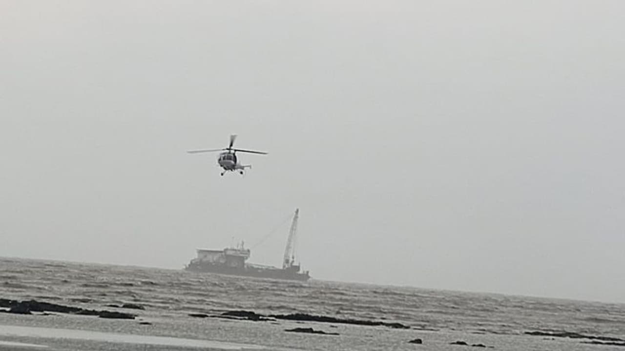 ১০ মিটার উঁচু ঢেউয়ের মুখে বেঁচে থাকার লড়াই, বিভীষিকার সেই রাত ভুলবেন না দুর্গতরা