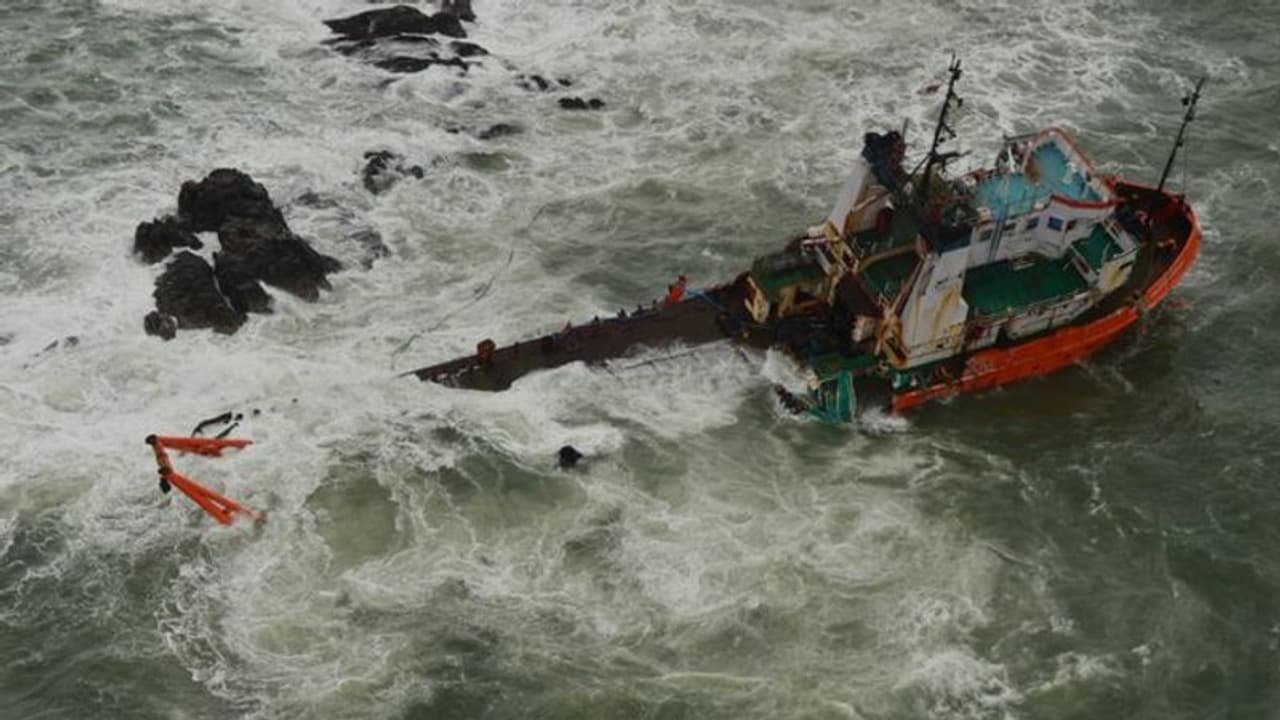 সাইক্লোনের সতর্কতা অবজ্ঞা করেছিলেন ক্যাপ্টেন, লাইফ ব়্যাফ্টে ছিল ফুটো তাতেই মৃত ৩৭