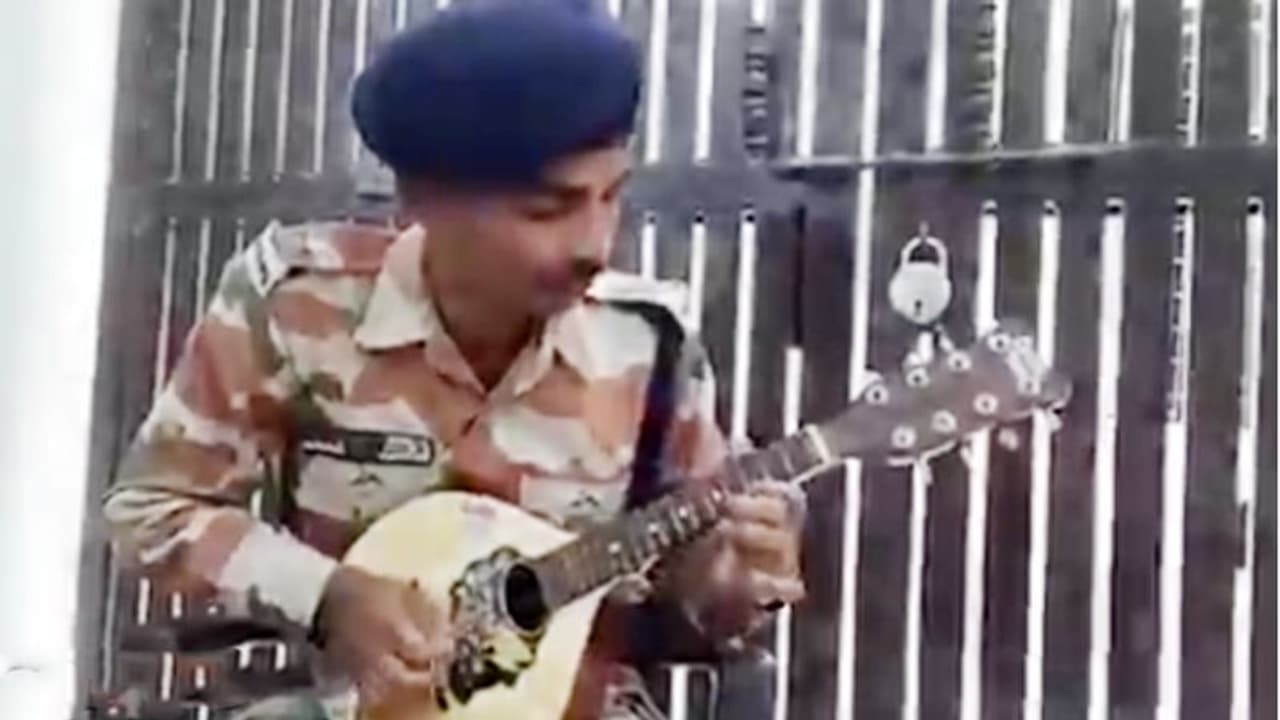 VIDEO: ITBP जवान का कोरोना वॉरियर्स को सलाम, बजाई 'दिल दिया है जान भी देंगे...' गाने की धुन VIDEO: ITBP जवान का कोरोना वॉरियर्स को सलाम, बजाई 'दिल दिया है जान भी देंगे...' गाने की धुन
