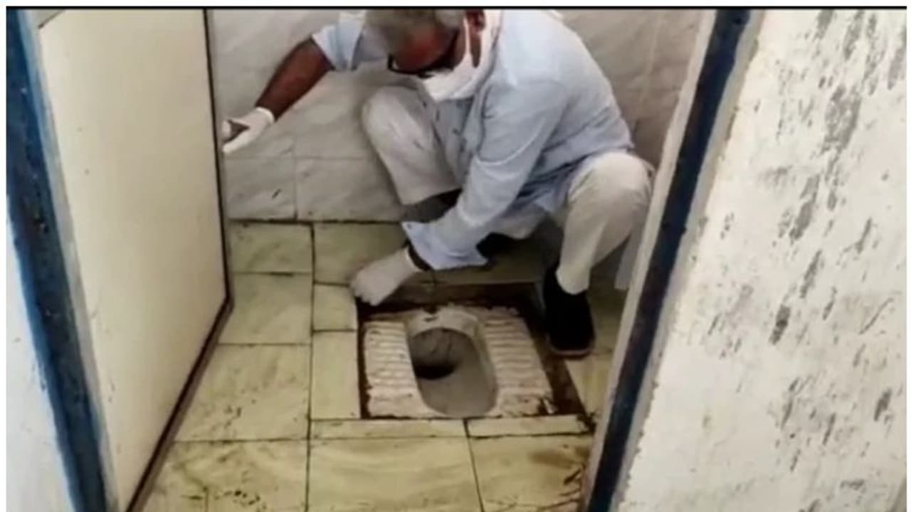 മധ്യപ്രദേശിലെ കൊവിഡ് സെന്ററിലെ ടോയ്ലെറ്റ് വൃത്തിയാക്കി എംപി ജനാർദ്ദൻ മിശ്ര മധ്യപ്രദേശിലെ കൊവിഡ് സെന്ററിലെ ടോയ്ലെറ്റ് വൃത്തിയാക്കി എംപി ജനാർദ്ദൻ മിശ്ര