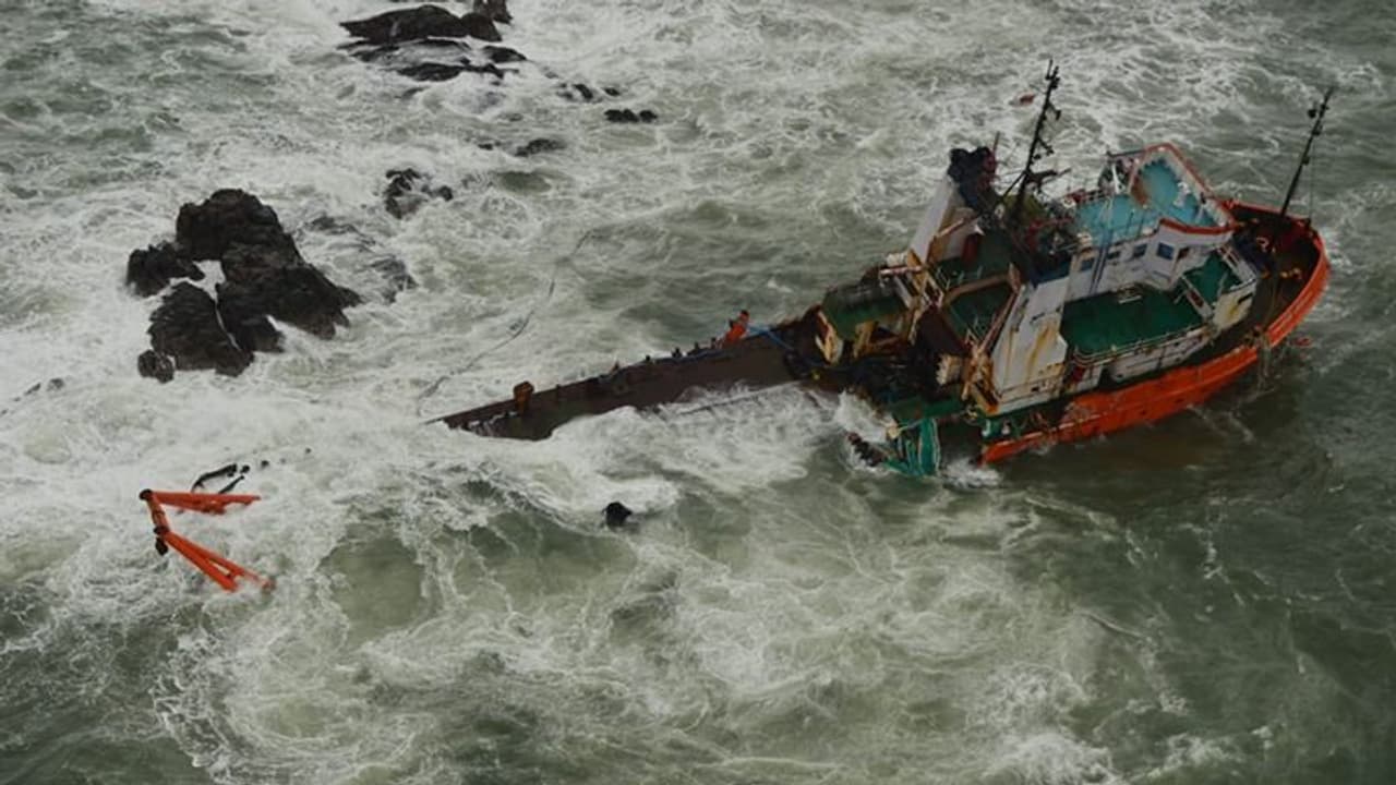 టౌటే తుఫాన్ ధాటికి కొట్టుకుపోయిన నౌక: 22 మృతదేహాల వెలికితీత