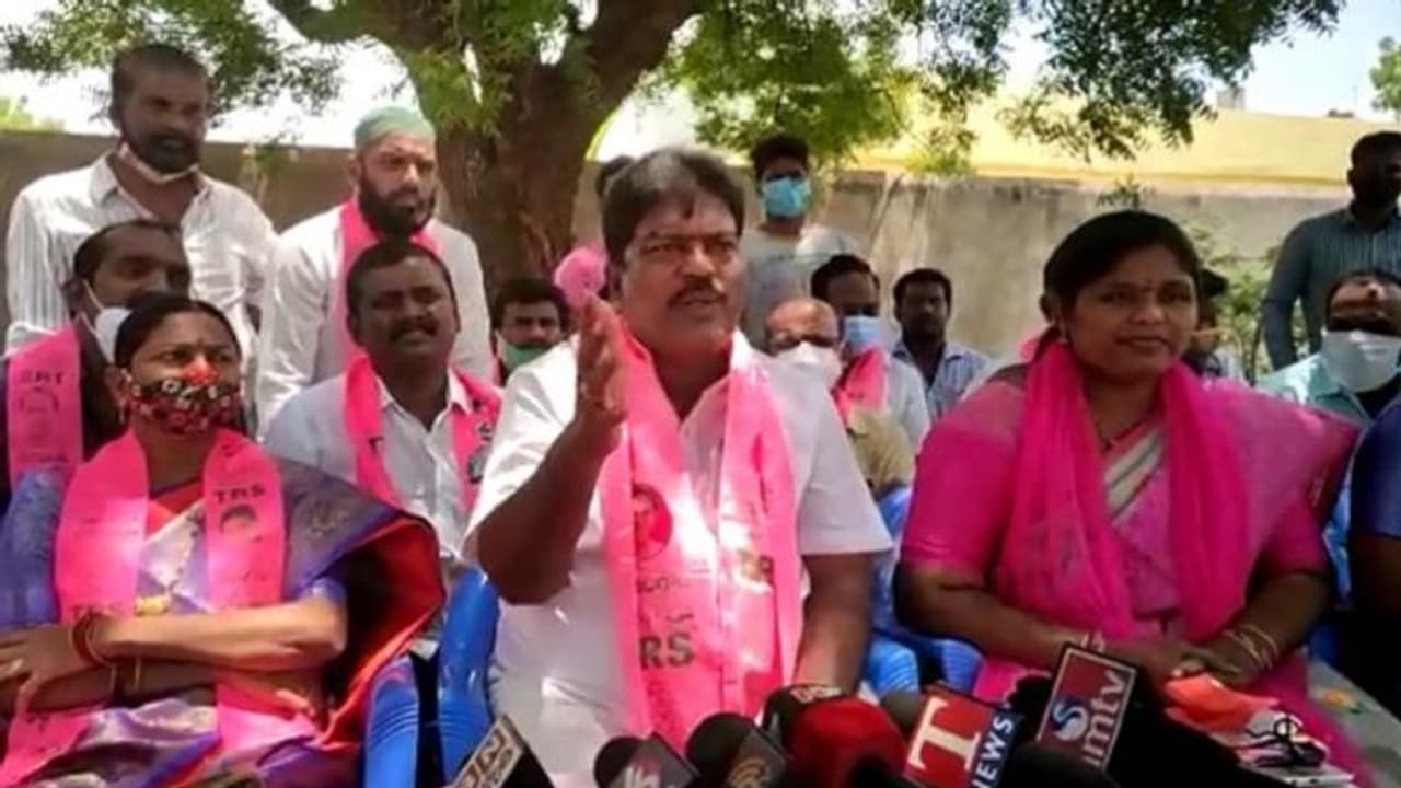 ఈటెలకు షాక్ : ఎన్ని డబ్బులు ఇచ్చారో చెప్పాలన్న బండ శ్రీనివాస్.. ఈటెలకు షాక్ : ఎన్ని డబ్బులు ఇచ్చారో చెప్పాలన్న బండ శ్రీనివాస్..