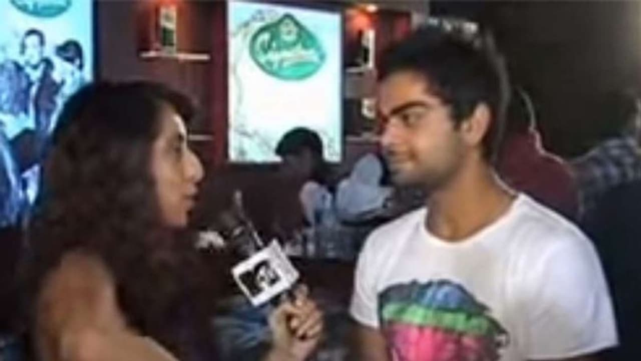 డేట్కెళ్లా.. ఆమెను చూసి 5 నిమిషాల్లో పారిపోయా, కోహ్లీ వీడియో వైరల్ డేట్కెళ్లా.. ఆమెను చూసి 5 నిమిషాల్లో పారిపోయా, కోహ్లీ వీడియో వైరల్