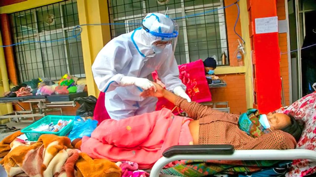 नेपाल: जहां 2 लाख की जरूरत वहां मिल रहें सिर्फ 12 हजार ऑक्सीजन सिलेंडर, हॉस्पिटल में बेड की भी भारी कमी नेपाल: जहां 2 लाख की जरूरत वहां मिल रहें सिर्फ 12 हजार ऑक्सीजन सिलेंडर, हॉस्पिटल में बेड की भी भारी कमी