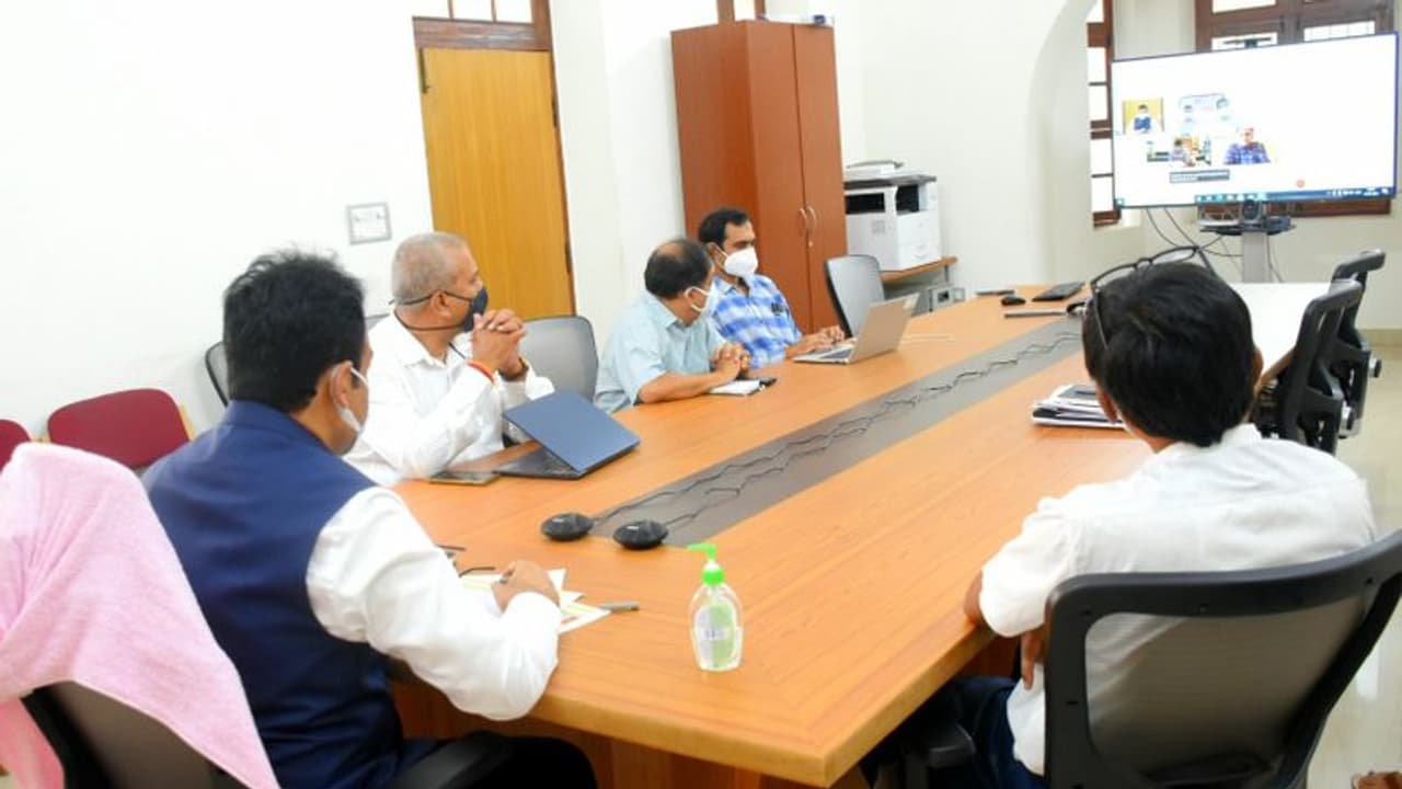 ವರ್ಚುವಲ್ ಸಮಾರಂಭದಲ್ಲೇ ಕೇಂದ್ರ ಸಚಿವಗೆ ಇನ್ನಷ್ಟು ಕೊರೋನಾ ಲಸಿಕೆಗೆ ಡಿಸಿಎಂ ಮನವಿ ವರ್ಚುವಲ್ ಸಮಾರಂಭದಲ್ಲೇ ಕೇಂದ್ರ ಸಚಿವಗೆ ಇನ್ನಷ್ಟು ಕೊರೋನಾ ಲಸಿಕೆಗೆ ಡಿಸಿಎಂ ಮನವಿ