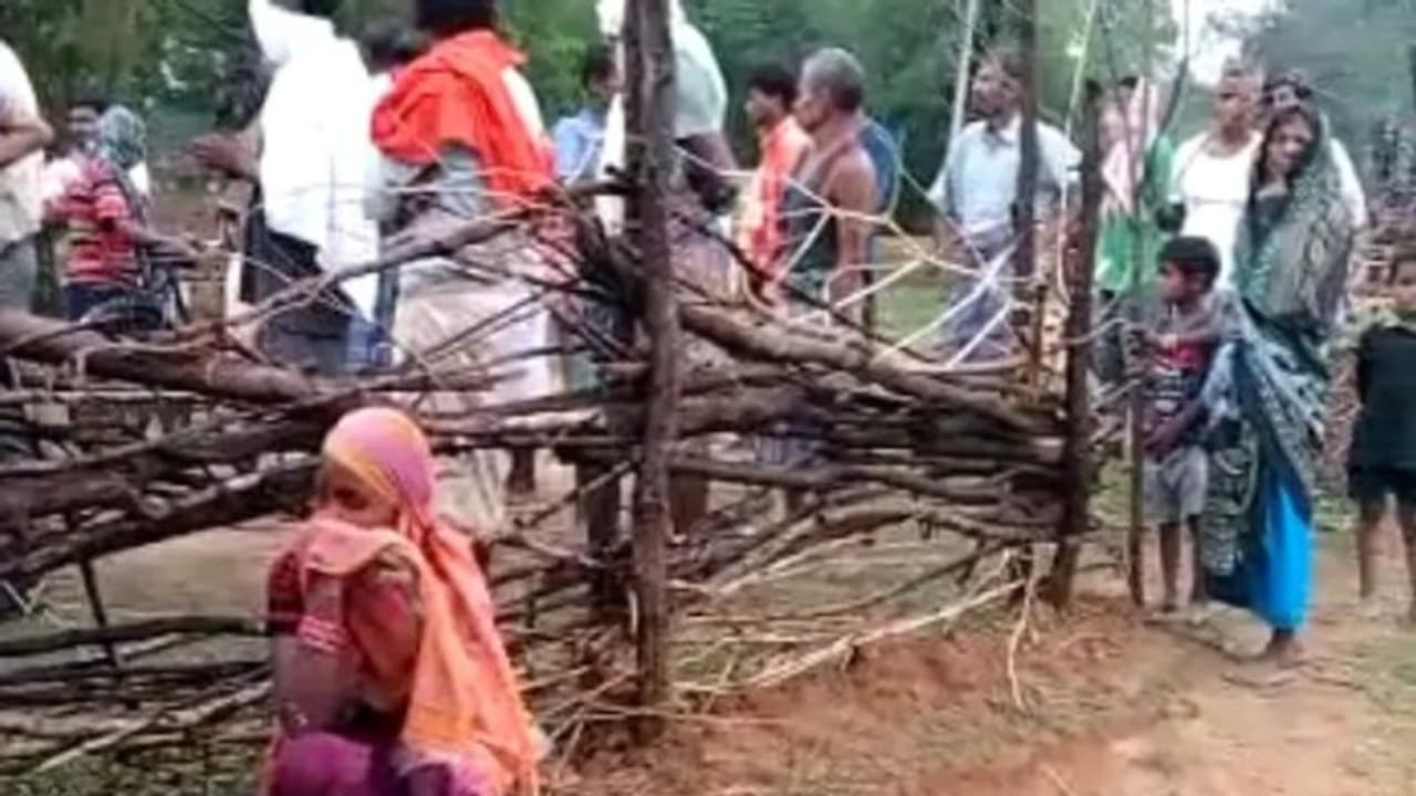 മിന്നലേറ്റ് മരിച്ച യുവാവിന്റെ മൃതദേഹം സംസ്കരിച്ചത് ചാണകക്കുഴിയിൽ, പുനർജനിക്കുമെന്ന് ബന്ധുക്കൾ മിന്നലേറ്റ് മരിച്ച യുവാവിന്റെ മൃതദേഹം സംസ്കരിച്ചത് ചാണകക്കുഴിയിൽ, പുനർജനിക്കുമെന്ന് ബന്ധുക്കൾ