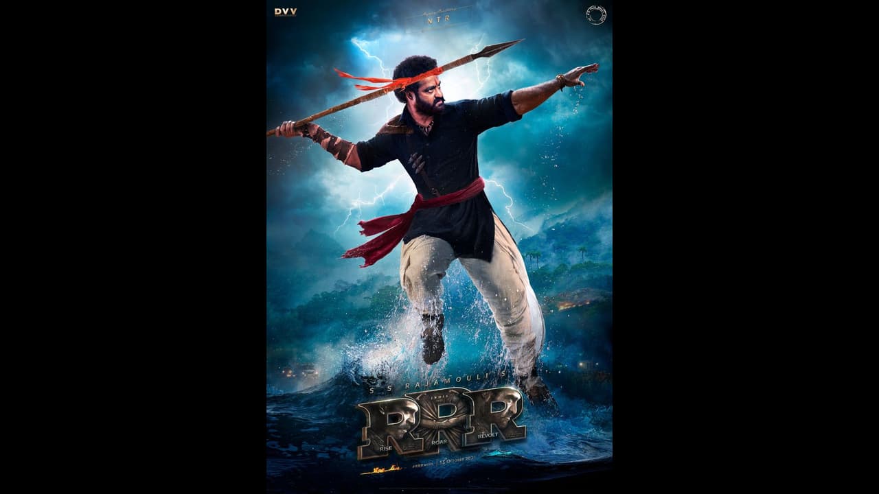 పంచె కట్టు, నుదుట బొట్టు బల్లెం కంటె పదునైన చూపులు... భీమ్ కోపం ముంచెత్తే సునామి!