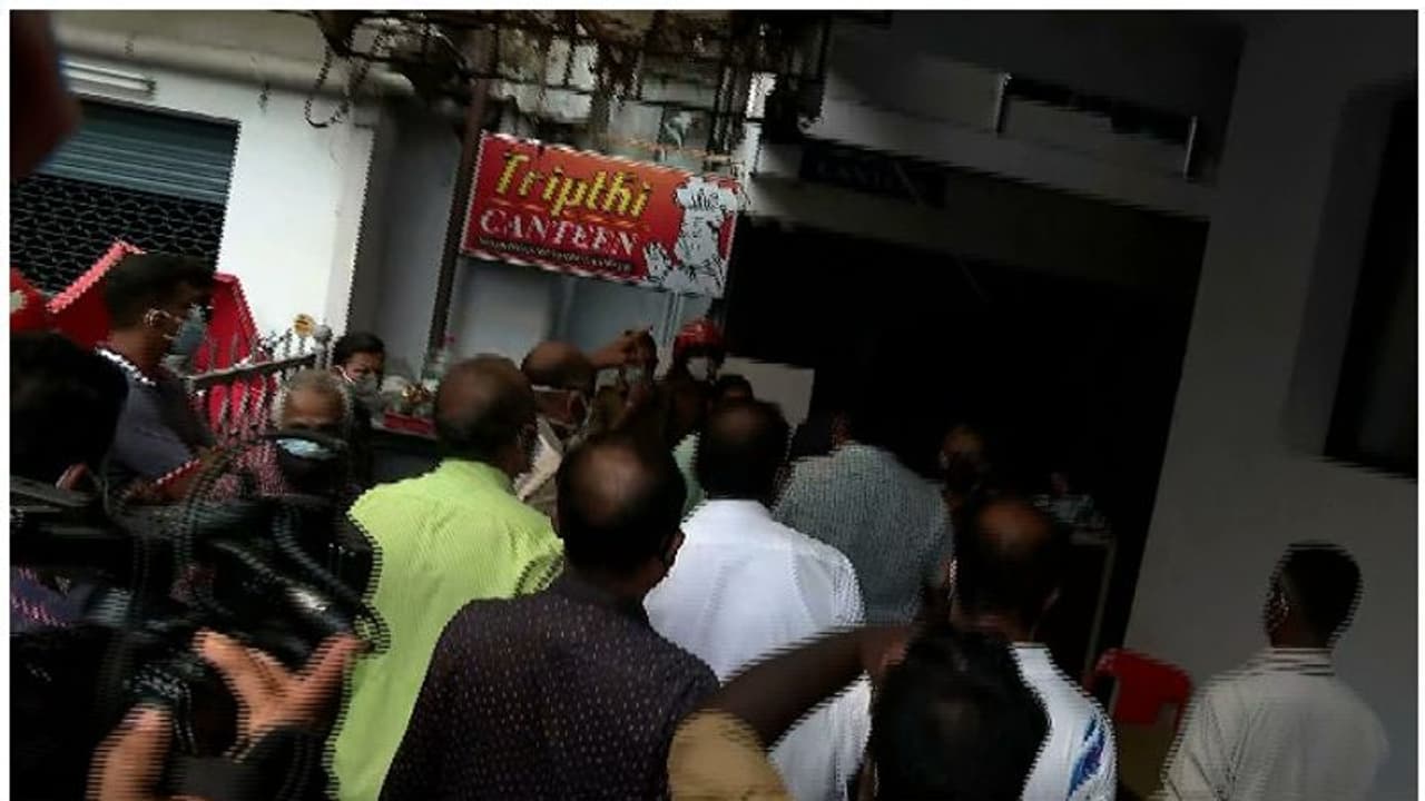 എസ്പി ഫോര്ട്ട് ആശുപത്രി ക്യാന്റീനിലെ തീപിടിത്തം; 3 ഫയര്ഫോഴ്സ് ഉദ്യോഗസ്ഥര്ക്ക് പരിക്ക്,റിപ്പോര്ട്ട് തേടി എസ്പി ഫോര്ട്ട് ആശുപത്രി ക്യാന്റീനിലെ തീപിടിത്തം; 3 ഫയര്ഫോഴ്സ് ഉദ്യോഗസ്ഥര്ക്ക് പരിക്ക്,റിപ്പോര്ട്ട് തേടി