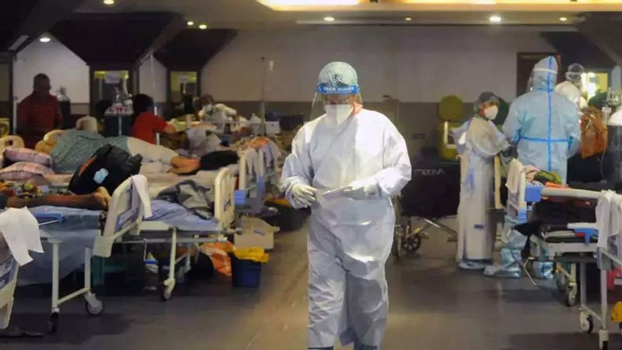 கொரோனாவை வைத்து கொள்ளையடிக்கும் தனியார் மருத்துவமனைகள்... தமிழக அரசுக்கு உயர் நீதிமன்றம் தடாலடி உத்தரவு...! கொரோனாவை வைத்து கொள்ளையடிக்கும் தனியார் மருத்துவமனைகள்... தமிழக அரசுக்கு உயர் நீதிமன்றம் தடாலடி உத்தரவு...!