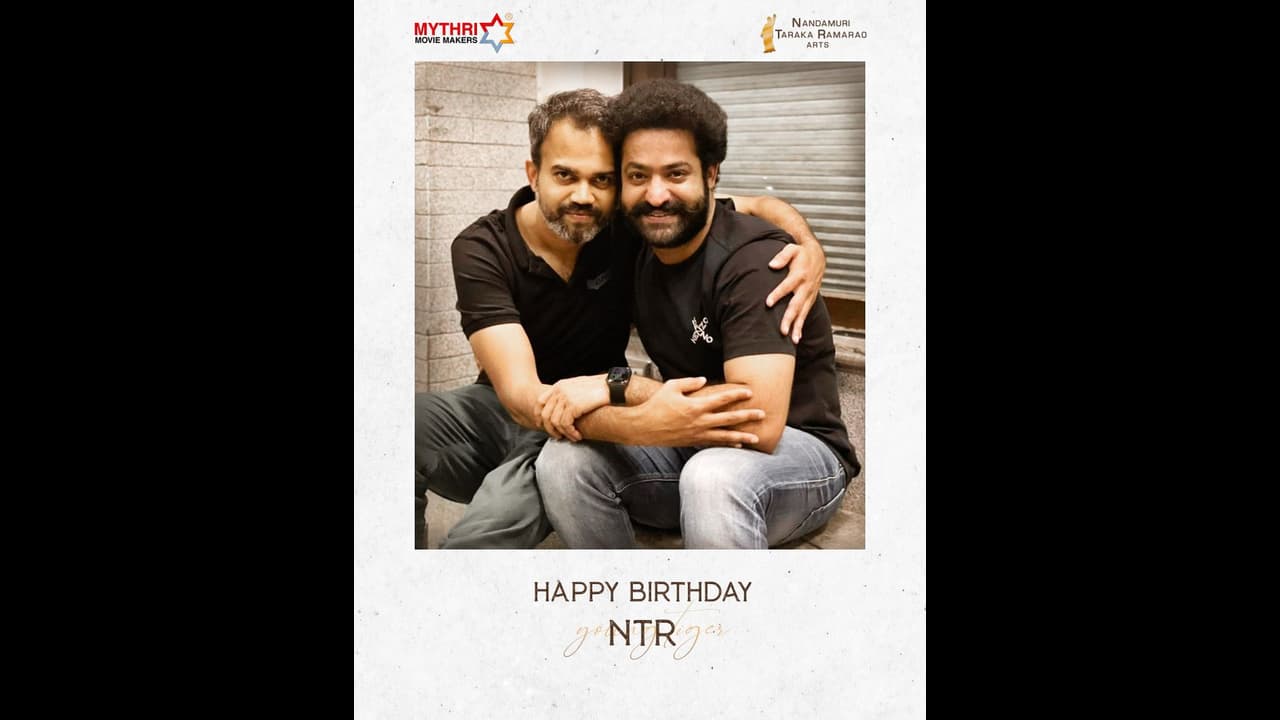 బిగ్ అప్డేట్: ఎన్టీఆర్ ప్రశాంత్ నీల్ మూవీ అధికారికమే... సలార్ తరువాత సెట్స్ పైకి! బిగ్ అప్డేట్: ఎన్టీఆర్ ప్రశాంత్ నీల్ మూవీ అధికారికమే... సలార్ తరువాత సెట్స్ పైకి!