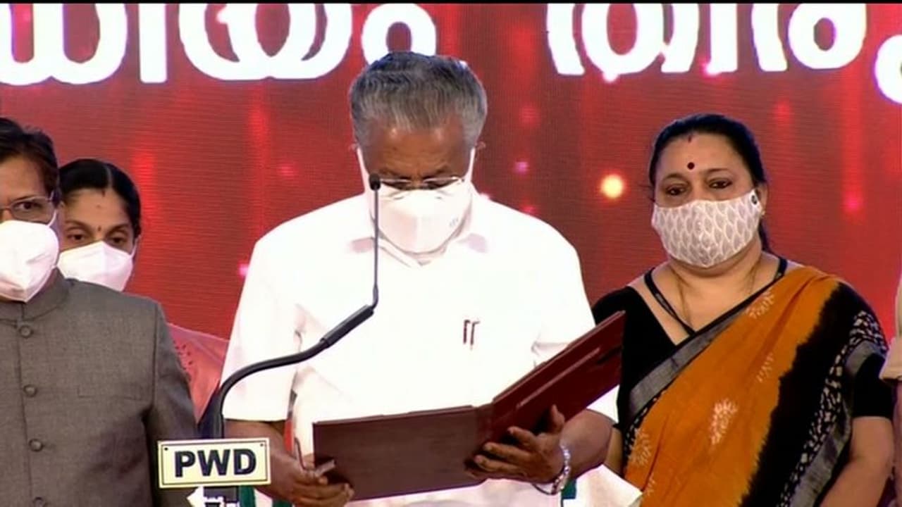 கேரள முதல்வராக பினராயி விஜயன் பதவியேற்பு... 21 புதிய அமைச்சர்களும் பொறுப்பேற்பு..! கேரள முதல்வராக பினராயி விஜயன் பதவியேற்பு... 21 புதிய அமைச்சர்களும் பொறுப்பேற்பு..!