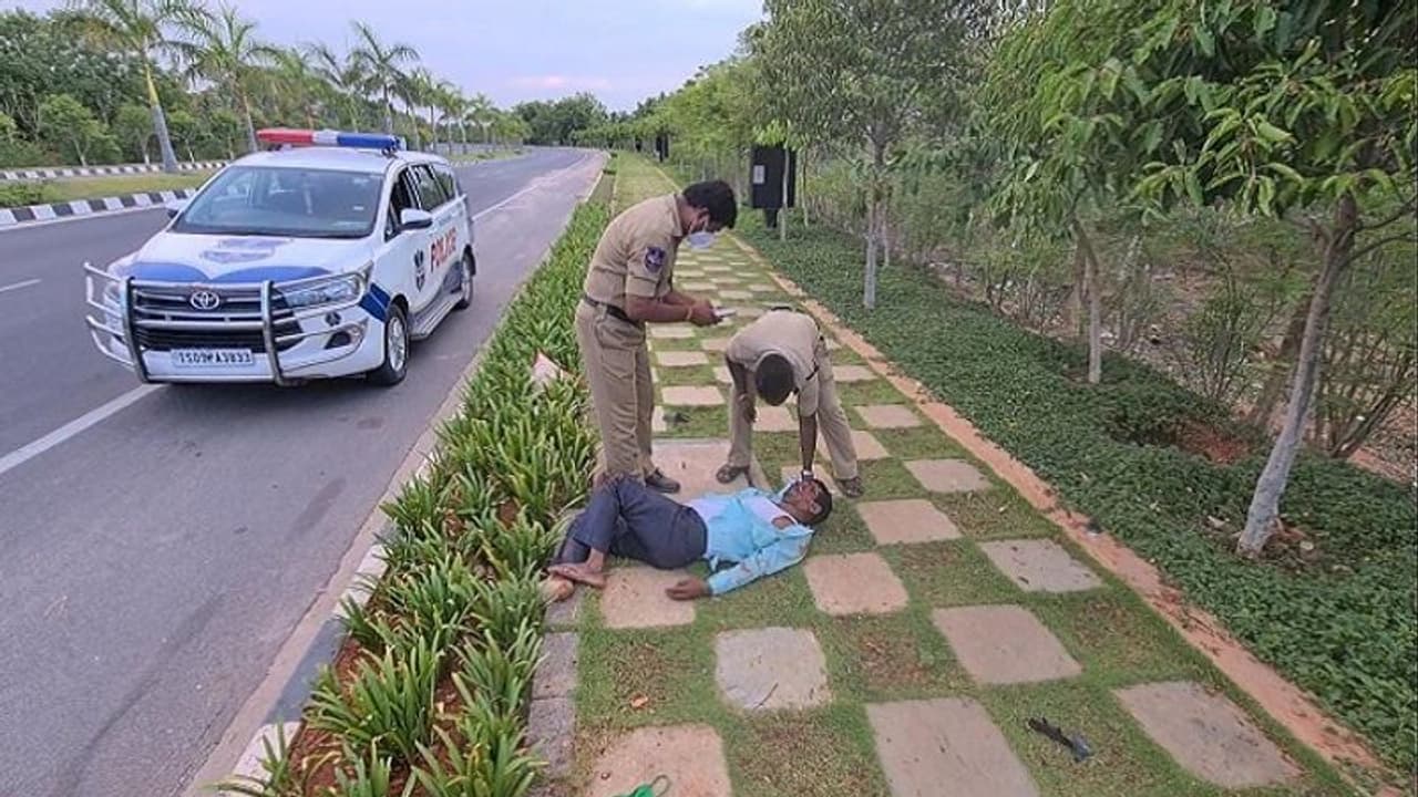 గాయపడిన జంటను కాపాడిన పోలీసులకు రాచకొండ సీపీ ప్రశంసలు.. గాయపడిన జంటను కాపాడిన పోలీసులకు రాచకొండ సీపీ ప్రశంసలు..