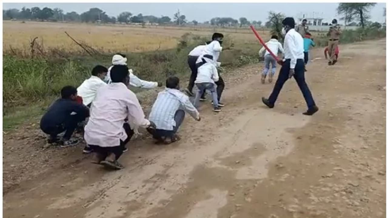 ലോക്ക്ഡൗണ്‍ ലംഘിച്ച് വിവാഹത്തിനെത്തിയ അതിഥികള്‍ക്ക് ശിക്ഷയായി തവളച്ചാട്ടം