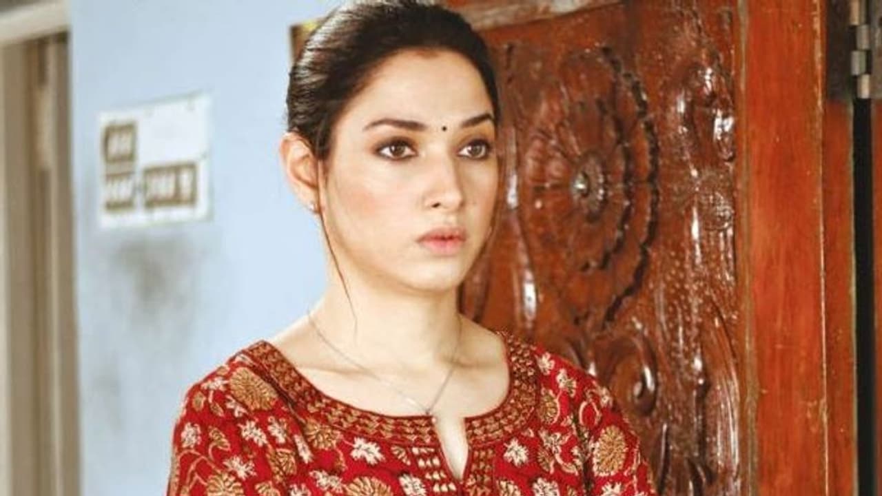 'நவம்பர் ஸ்டோரியில்' ஹேக்கர் அவதாரம் எடுக்கும் தமன்னா..! எகிறும் எதிர்பார்ப்பு..!