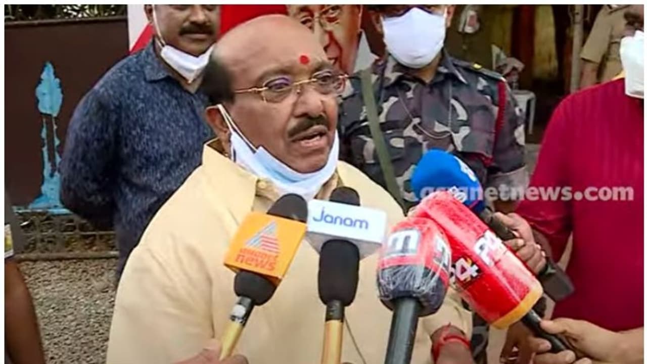 മച്ചിപ്പശു തൊഴുത്ത് മാറിക്കെട്ടിയാൽ പ്രസവിക്കുമോ? പ്രതിപക്ഷ നേതാവ് മാറിയാലും അതുപോലെ; വെള്ളാപ്പള്ളി മച്ചിപ്പശു തൊഴുത്ത് മാറിക്കെട്ടിയാൽ പ്രസവിക്കുമോ? പ്രതിപക്ഷ നേതാവ് മാറിയാലും അതുപോലെ; വെള്ളാപ്പള്ളി