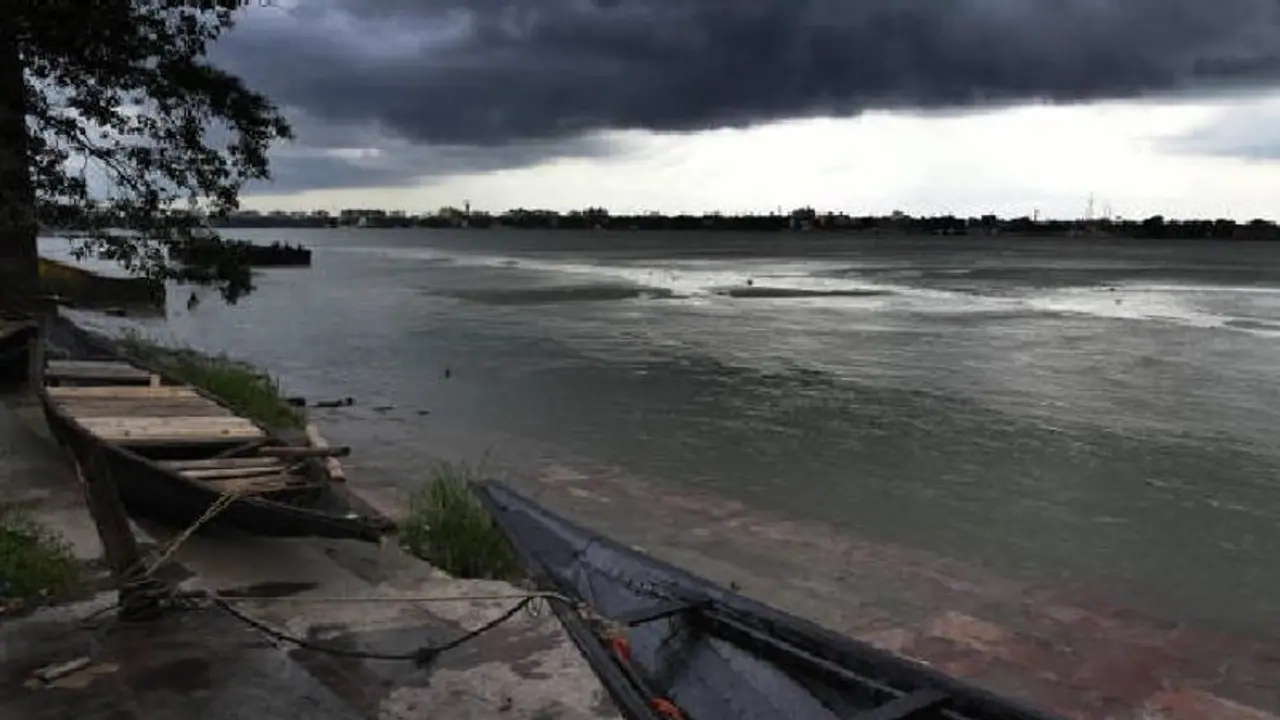 আজ গাঙ্গেয় পশ্চিমবঙ্গে প্রবল বর্ষণ, এগিয়ে আসছে ঘূর্ণিঝড় 'যশ'