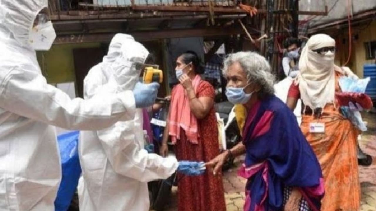 কলকাতা থেকে ফেরার 'অপরাধ', ভ্যাকসিন নিয়েও বাড়ি ঢুকতে বাধা বৃদ্ধাকে