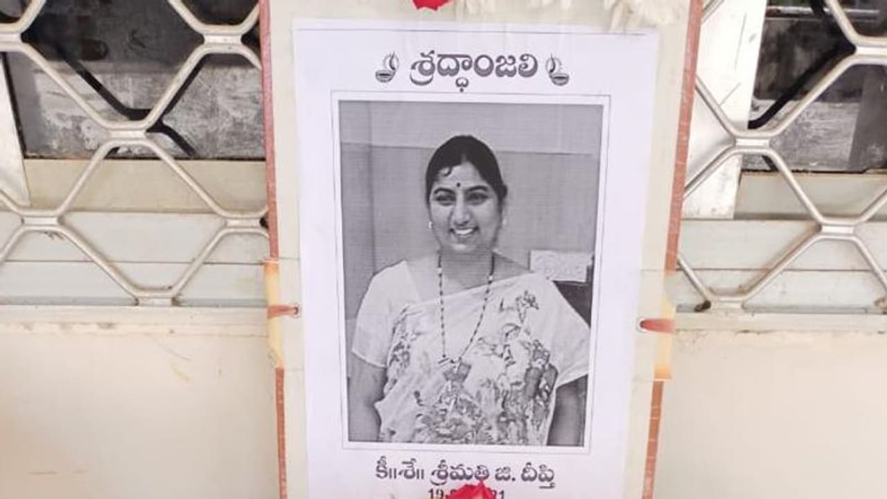 కరోనాతో టీఎస్ఎండీసీ జనరల్ మేనేజర్ మృతి.. సిబ్బంది ఘన నివాళి కరోనాతో టీఎస్ఎండీసీ జనరల్ మేనేజర్ మృతి.. సిబ్బంది ఘన నివాళి