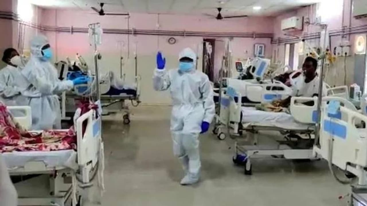 ഐസിയുവിൽ കഴിയുന്ന കൊവിഡ് രോഗികള്‍ക്കായി നൃത്തച്ചുവടുമായി നഴ്‌സുമാർ; കയ്യടിച്ച് സോഷ്യൽ മീഡിയ