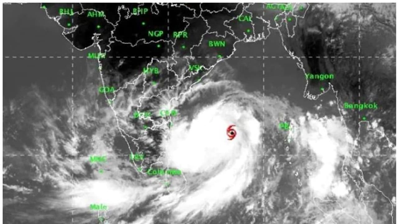 ടൗട്ടേക്ക് പിന്നാലെ യാസ്; കേരളത്തില് കനത്തമഴക്ക് സാധ്യത ടൗട്ടേക്ക് പിന്നാലെ യാസ്; കേരളത്തില് കനത്തമഴക്ക് സാധ്യത