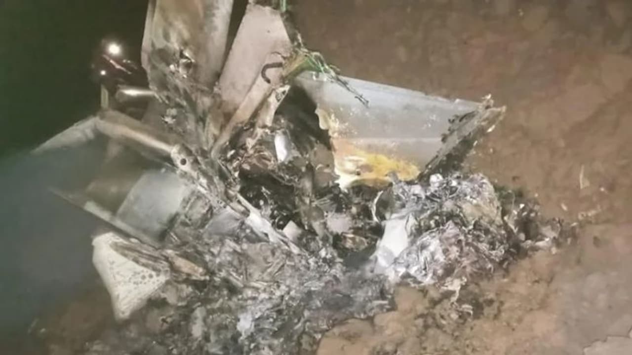 വ്യോമസേനയുടെ മിഗ് 21 വിമാനം പഞ്ചാബിൽ തകർന്നു വീണു; പൈലറ്റ് അഭിനവ് ചൗധരി മരിച്ചു വ്യോമസേനയുടെ മിഗ് 21 വിമാനം പഞ്ചാബിൽ തകർന്നു വീണു; പൈലറ്റ് അഭിനവ് ചൗധരി മരിച്ചു