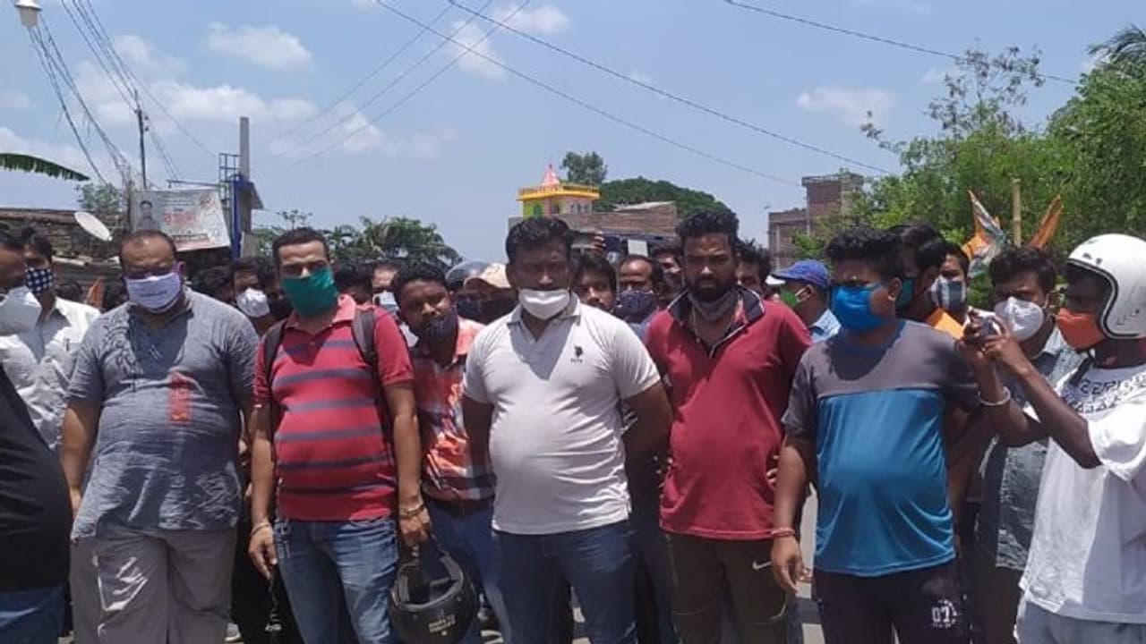 প্রাণের ভয়ে রাস্তায় কাটছিল রাত, তৃণমূলের বিধায়কের উদ্যোগে ঘরে ফিরল প্রায় ১০০ BJP কর্মী প্রাণের ভয়ে রাস্তায় কাটছিল রাত, তৃণমূলের বিধায়কের উদ্যোগে ঘরে ফিরল প্রায় ১০০ BJP কর্মী