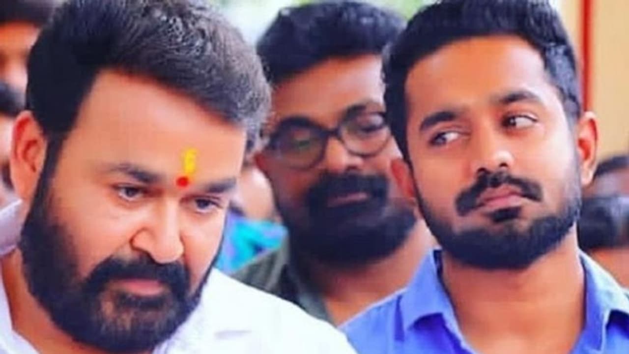 'എന്തൊരു നോട്ടമാണ് ഇത്?', മോഹൻലാലിനൊപ്പമുള്ള ആസിഫ് അലിയുടെ ഫോട്ടോ ചര്ച്ചയാകുന്നു 'എന്തൊരു നോട്ടമാണ് ഇത്?', മോഹൻലാലിനൊപ്പമുള്ള ആസിഫ് അലിയുടെ ഫോട്ടോ ചര്ച്ചയാകുന്നു