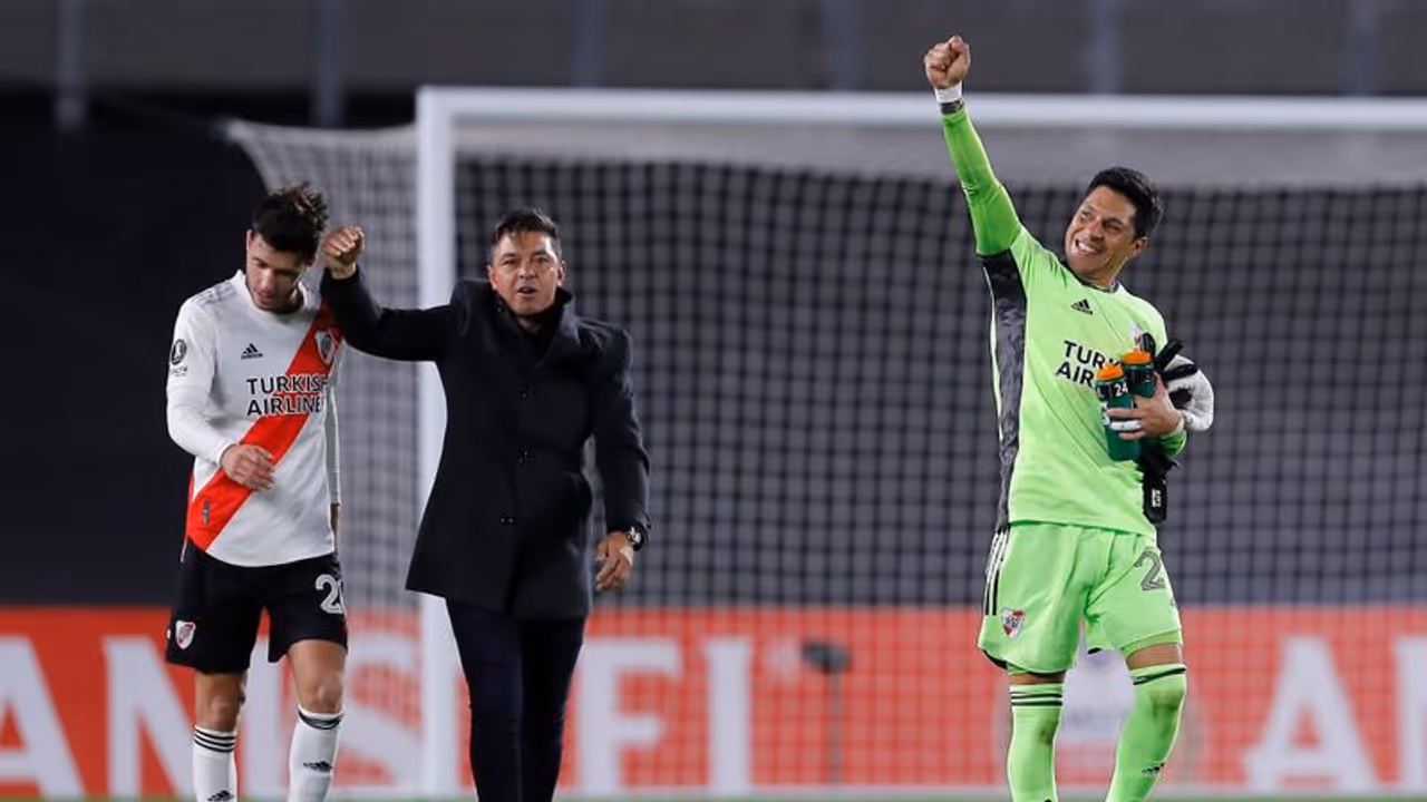 11 പേരെ തികക്കാന് മിഡ്ഫീല്ഡര് ഗോള് കീപ്പറായി; ഒടുവില് പകരംവെക്കാനില്ലാത്ത ജയവുമായി റിവര്പ്ലേറ്റ് 11 പേരെ തികക്കാന് മിഡ്ഫീല്ഡര് ഗോള് കീപ്പറായി; ഒടുവില് പകരംവെക്കാനില്ലാത്ത ജയവുമായി റിവര്പ്ലേറ്റ്