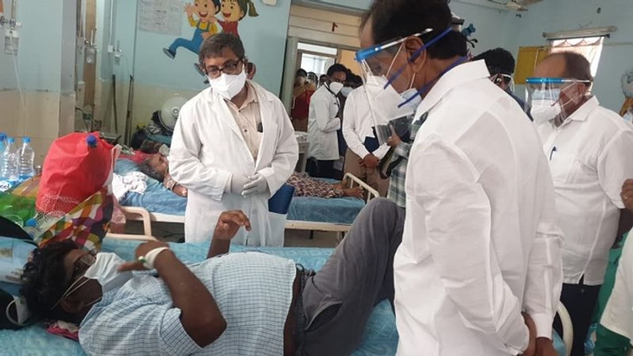 వరంగల్ ఎంజీఎంను సందర్శించిన కేసీఆర్.. కరోనా వార్డుల పరిశీలన.. వరంగల్ ఎంజీఎంను సందర్శించిన కేసీఆర్.. కరోనా వార్డుల పరిశీలన..