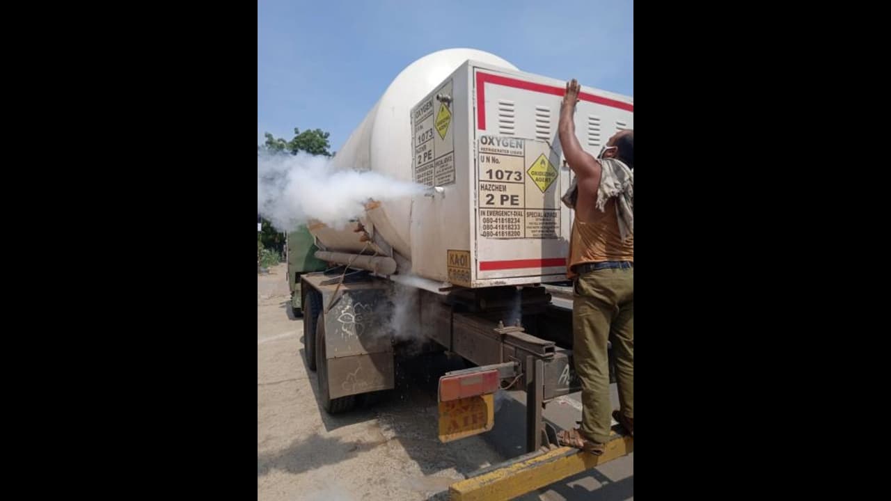 హ్యాట్సాఫ్... చేజ్ చేసి మరీ ఆక్సిజన్ లీకేజిని అడ్డుకున్న పోలీసులు హ్యాట్సాఫ్... చేజ్ చేసి మరీ ఆక్సిజన్ లీకేజిని అడ్డుకున్న పోలీసులు