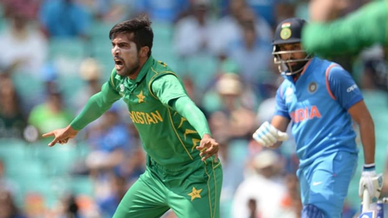 ആര്ക്കെതിരെ പന്തെറിയാനാണ് എളുപ്പം, കോലിയോ രോഹിത്തോ?; മറുപടി നല്കി മുഹമ്മദ് ആമിര് ആര്ക്കെതിരെ പന്തെറിയാനാണ് എളുപ്പം, കോലിയോ രോഹിത്തോ?; മറുപടി നല്കി മുഹമ്മദ് ആമിര്