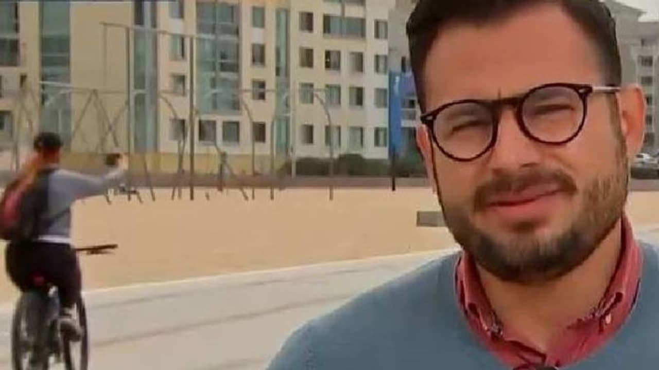 ഇരു കൈകളും വിട്ട് സൈക്കിളിൽ സെൽഫി എടുക്കാൻ ശ്രമിച്ചാലോ? ലൈവ് റിപ്പോർട്ടിങ്ങിനിടെ വൈറലായി വീഡിയോ