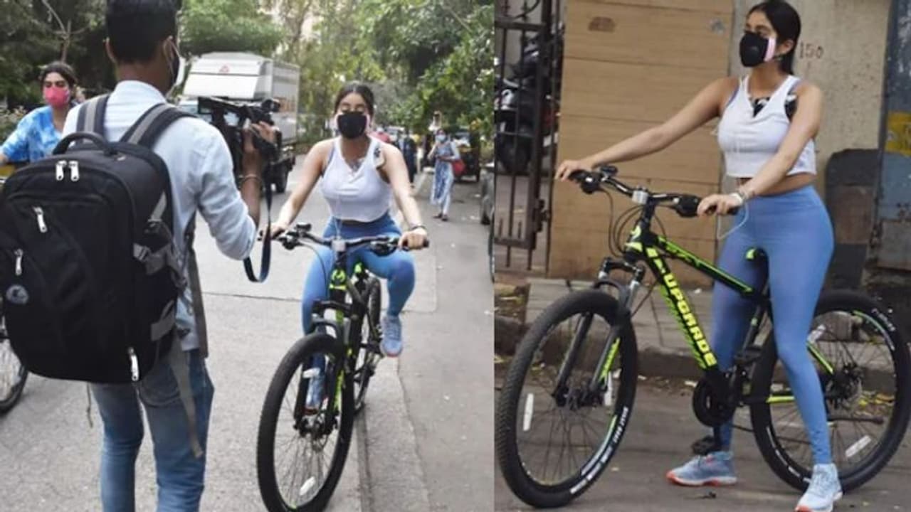 పబ్లిక్ లో చెల్లితో కలిసి సైకిల్ రైడ్ చేసిన స్టార్ హీరోయిన్! పబ్లిక్ లో చెల్లితో కలిసి సైకిల్ రైడ్ చేసిన స్టార్ హీరోయిన్!