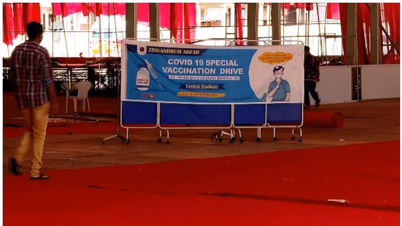 സത്യപ്രതിജ്ഞ വേദിയില് വാക്സിനേഷന് തുടങ്ങി; ഇന്ന് 150 പേര്ക്ക് സത്യപ്രതിജ്ഞ വേദിയില് വാക്സിനേഷന് തുടങ്ങി; ഇന്ന് 150 പേര്ക്ക്