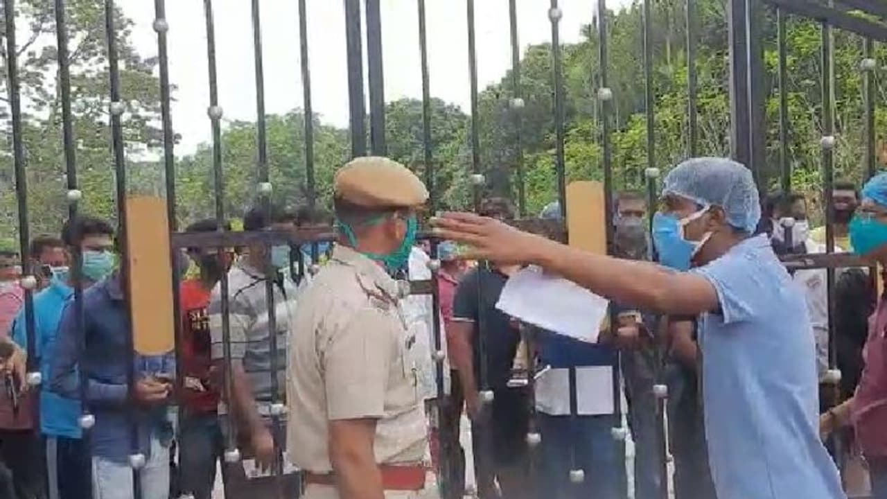 রেশন ডিলার ব্যবসায়ীদের ভ্যাকসিন দেওয়ার লাইনে করোনা বিধি শিকেয়, পুলিশের সঙ্গে তুমুল বচসা রেশন ডিলার ব্যবসায়ীদের ভ্যাকসিন দেওয়ার লাইনে করোনা বিধি শিকেয়, পুলিশের সঙ্গে তুমুল বচসা