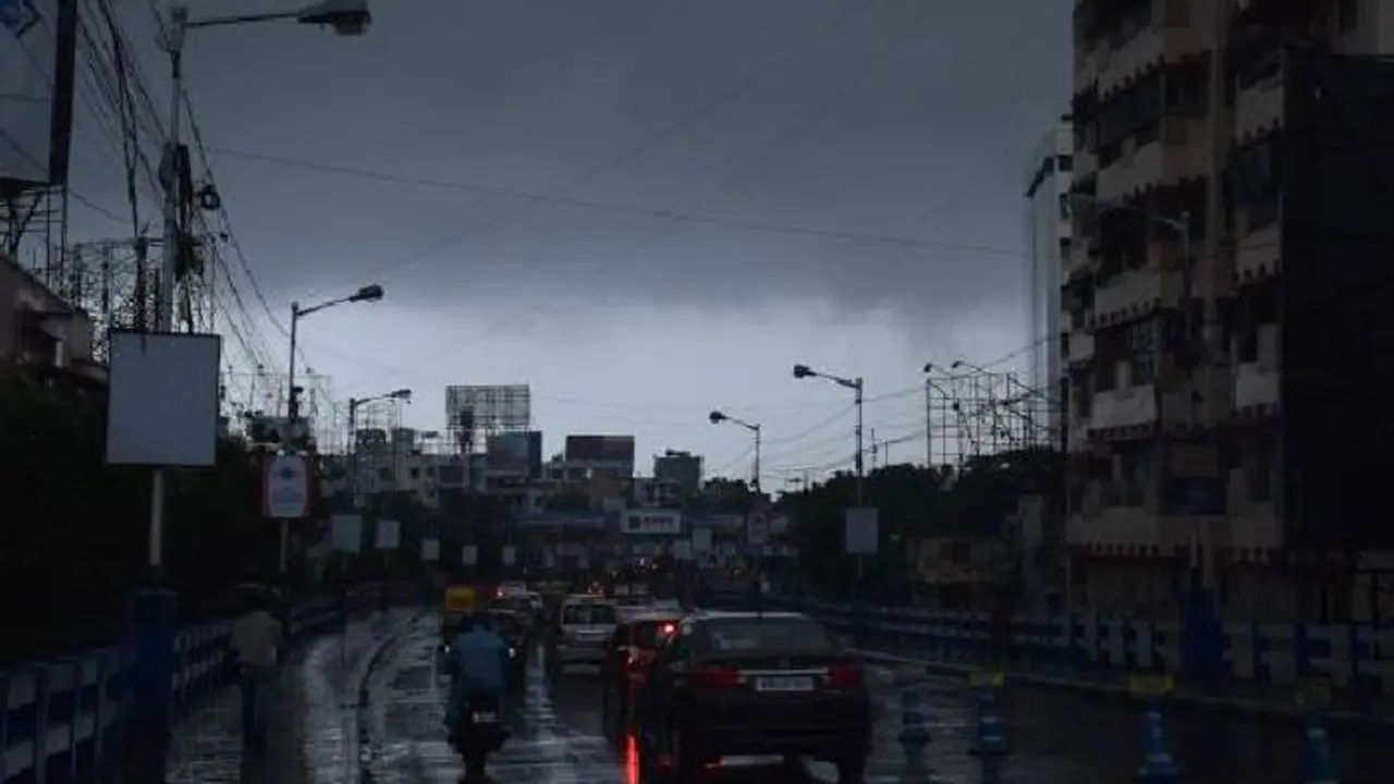 ঘূর্ণিঝড় যশের মোকাবিলায় ছুটি বাতিল বিদ্যুত দফতরের কর্মীদের, প্রস্তুতি তুঙ্গে নবান্নে ঘূর্ণিঝড় যশের মোকাবিলায় ছুটি বাতিল বিদ্যুত দফতরের কর্মীদের, প্রস্তুতি তুঙ্গে নবান্নে