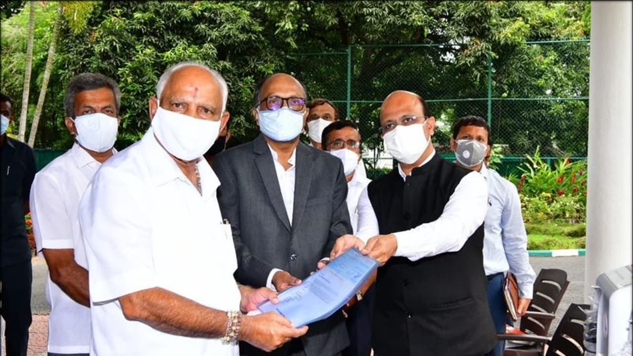 ಕರ್ನಾಟಕ ಕೊರೊನಾ ಹೋರಾಟಕ್ಕೆ TVS ಮೋಟಾರ್ 4 ಕೋಟಿ ನೆರವು ಕರ್ನಾಟಕ ಕೊರೊನಾ ಹೋರಾಟಕ್ಕೆ TVS ಮೋಟಾರ್ 4 ಕೋಟಿ ನೆರವು