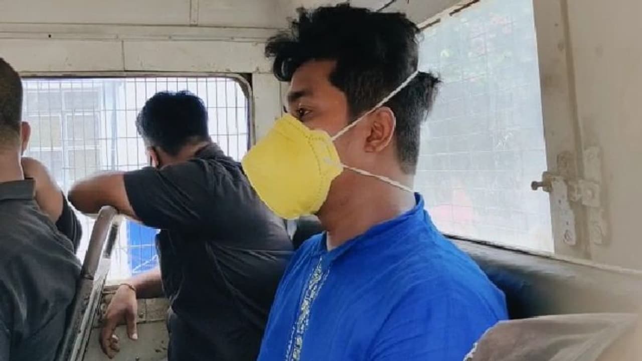 নীল বাতি লাগানো কনভয় নিয়ে ঘুরতেন ভুয়ো চিকিৎসক, পর্দা ফাঁস পুলিশের হাতে নীল বাতি লাগানো কনভয় নিয়ে ঘুরতেন ভুয়ো চিকিৎসক, পর্দা ফাঁস পুলিশের হাতে