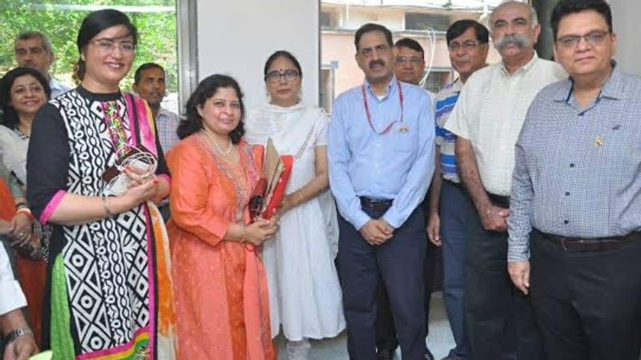 ఆనందయ్య కరోనా మందు.. అన్ని కోణాల్లో పరిశీలన, రెండ్రోజుల్లోనే నివేదిక: ఆయుష్ కమీషనర్ ఆనందయ్య కరోనా మందు.. అన్ని కోణాల్లో పరిశీలన, రెండ్రోజుల్లోనే నివేదిక: ఆయుష్ కమీషనర్