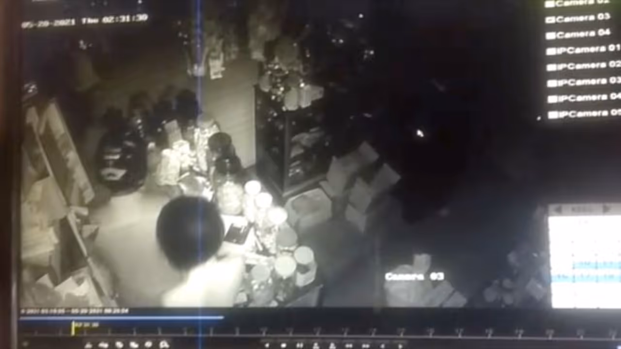 മൂന്ന് കടകളിലും രണ്ട് വീടുകളിലും ഒരൊറ്റ രാത്രി മോഷണം; മാവൂരിലും പരിസരങ്ങളിലും കള്ളന്മാര് വിലസുന്നു മൂന്ന് കടകളിലും രണ്ട് വീടുകളിലും ഒരൊറ്റ രാത്രി മോഷണം; മാവൂരിലും പരിസരങ്ങളിലും കള്ളന്മാര് വിലസുന്നു