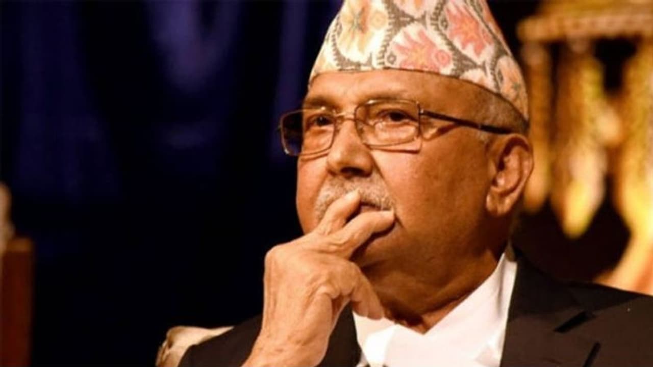नेपाल में पॉलिटिकल ड्रामा: ओली की सरकार भंग, 12 और 19 नवंबर को होंगे मध्यावधि चुनाव नेपाल में पॉलिटिकल ड्रामा: ओली की सरकार भंग, 12 और 19 नवंबर को होंगे मध्यावधि चुनाव