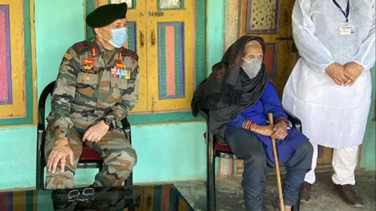 కరోనా వ్యాక్సిన్ తీసుకున్న 120ఏళ్ల బామ్మ..ఆర్మీ కమాండర్ సలాం..! కరోనా వ్యాక్సిన్ తీసుకున్న 120ఏళ్ల బామ్మ..ఆర్మీ కమాండర్ సలాం..!