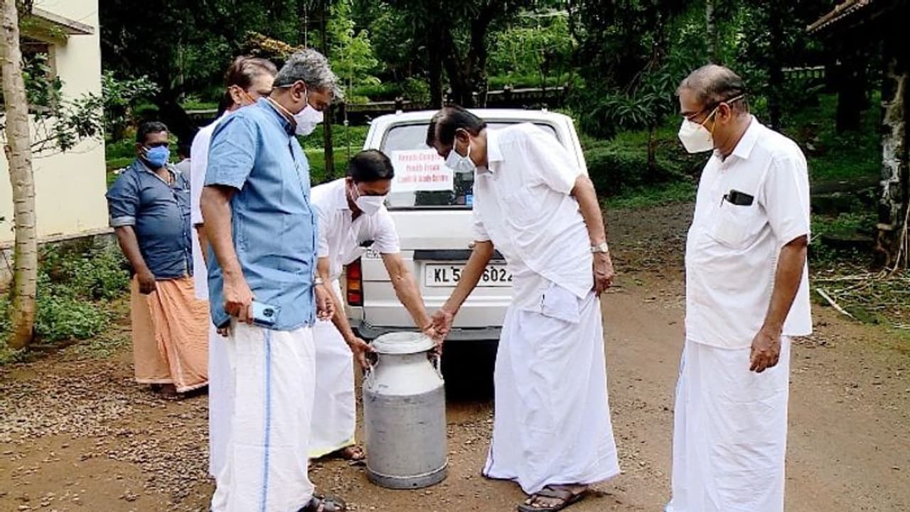 തൊടുപുഴയിലെ സാമൂഹിക അടുക്കളകളിലേക്ക് സൗജന്യമായി പാൽ നൽകി പിജെ ജോസഫ് തൊടുപുഴയിലെ സാമൂഹിക അടുക്കളകളിലേക്ക് സൗജന്യമായി പാൽ നൽകി പിജെ ജോസഫ്