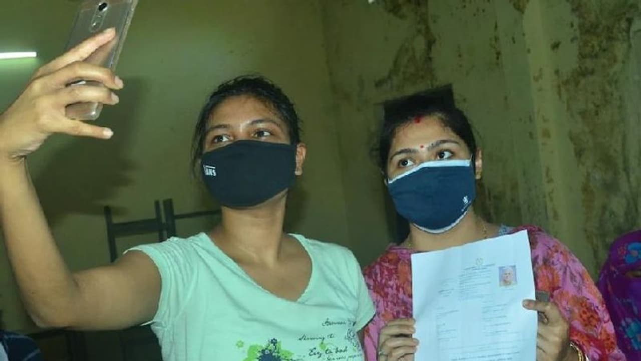 इस राज्य में वैक्सीन सर्टिफिकेट पर PM मोदी की जगह CM की तस्वीर, रजिस्ट्रेशन के लिए भी अलग वेबसाइट इस राज्य में वैक्सीन सर्टिफिकेट पर PM मोदी की जगह CM की तस्वीर, रजिस्ट्रेशन के लिए भी अलग वेबसाइट