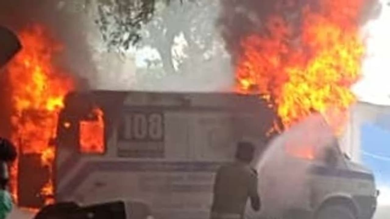 பயங்கர அதிர்ச்சி.. கோவை அரசு மருத்துவமனை வளாகத்தில் 108 ஆம்புலன்ஸ் சிலிண்டர் வெடித்து தீ விபத்து.. பரபரப்பு.