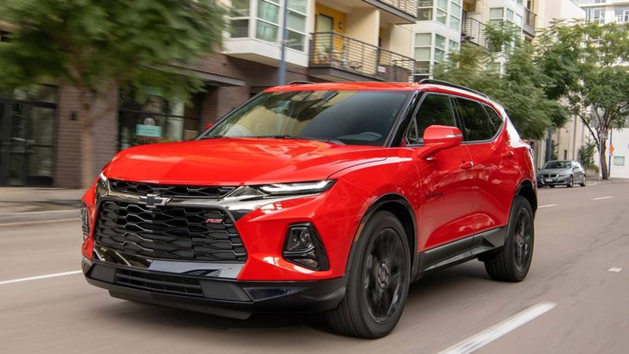 സിനിമ സൂപ്പര് ഹിറ്റ്, ക്യാമറാമാന് 30 ലക്ഷത്തിന്റെ സൂപ്പര് കാര് സമ്മാനിച്ച് സൂപ്പര് താരം! സിനിമ സൂപ്പര് ഹിറ്റ്, ക്യാമറാമാന് 30 ലക്ഷത്തിന്റെ സൂപ്പര് കാര് സമ്മാനിച്ച് സൂപ്പര് താരം!