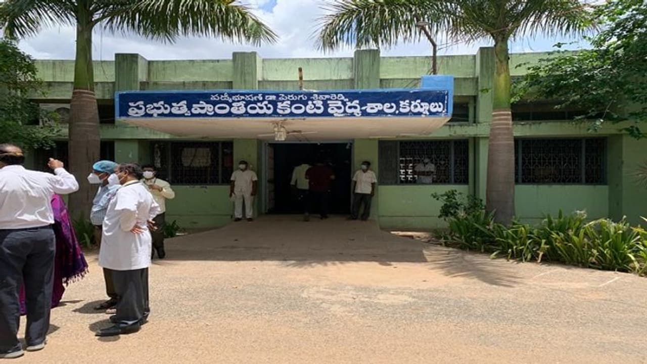 సోనూసూద్ : కర్నూలు, నెల్లూరుల్లో మొదటి ఆక్సీజన్ ప్లాంట్ల ఏర్పాటు... సోనూసూద్ : కర్నూలు, నెల్లూరుల్లో మొదటి ఆక్సీజన్ ప్లాంట్ల ఏర్పాటు...